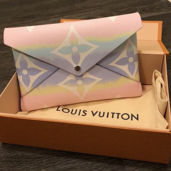 Louis Vuitton LV Escale Pochette Kirigami Pastel Blue Red Monogram Coated  Canvas M69119 Replica-Replica Louis Vuitton LV Escale Pochette Kirigami  Pastel Blue Red Monogram Canvas M69119